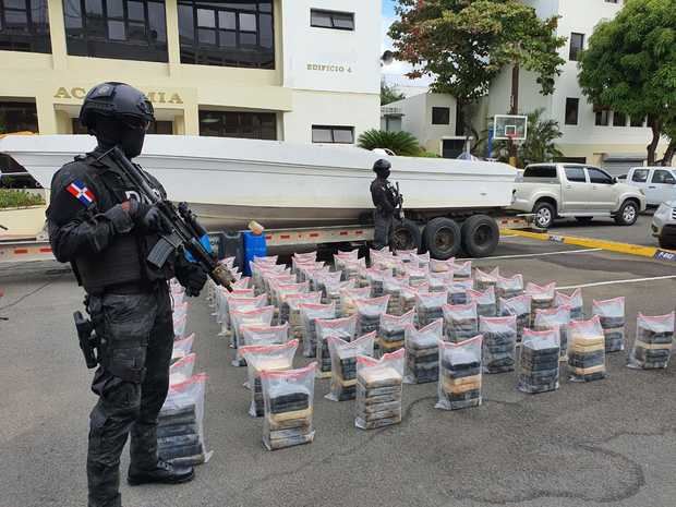Detenidos 7 hombres que transportaban 463 paquetes de cocaí­na en dos lanchas.