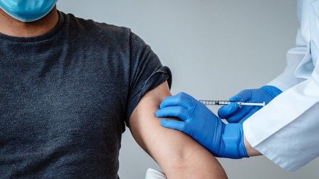 Gobierno contempla vacunar de covid a mayores de 18 a partir del 10 de mayo.