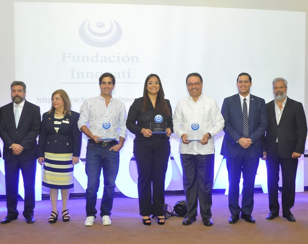 Las empresas emprendedoras galardonadas Daniel Dalet, Saray Jimenez y Simon Suarez, junto a directivos fundacion Innovati