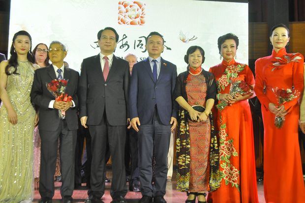 Suking Fung, Presidente Centro Colonia China; Tan Tianxing, viceministro de Ultramar; Zhang Run, embajador Rep. Pop. China; Niyan Duan junto artistas de China.