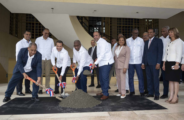 Autoridades de la UASD y ejecutivos del Banco de Reservas durante el acto para dejar iniciados los trabajos de remozamiento del polideportivo Tony Barreiro de la Primada de América.