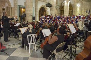 El Coro y la Orquesta de la Catedral durante el tradicional Concierto de La Natividad del Señor, en la Catedral Primada de América, que contó con el respaldo de Banreservas. 