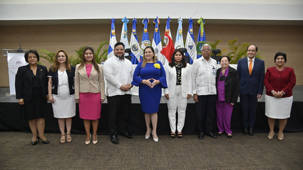 Miembros del Consejo de Ministras de la Mujer de Centroamérica y República Dominicana.