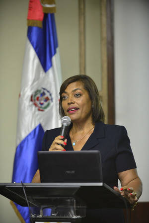La conferencista Dulce María Luciano, Procuradora General de Corte de Apelación
