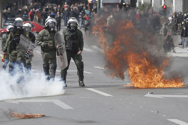 Protestas en Atenas contra el Gobierno por el accidente de trenes con 57 muertos.