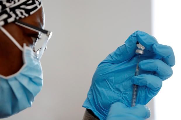Una enfermera prepara una vacuna contra la covid-19 de Pfizer.
