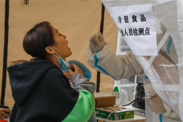 Una mujer se somete a una prueba de covid-19 en Pekín.