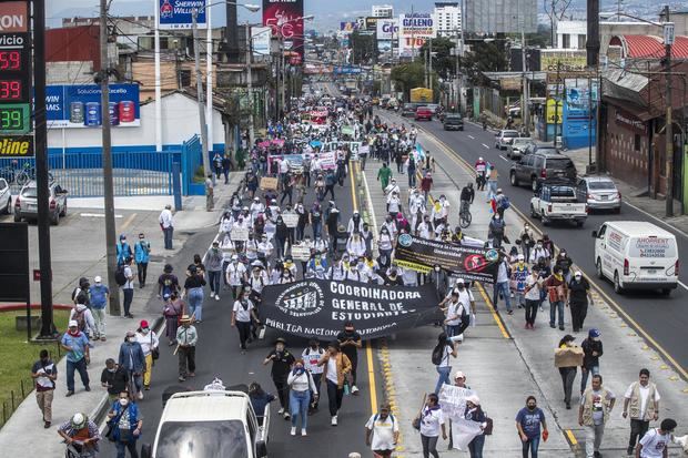 Cientos de guatemaltecos protestan contra la corrupción, la detención del reconocido periodista guatemalteco José Rubén Zamora Marroquín y la situación que atraviesa la universidad estatal, hoy en Ciudad de Guatemala, Guatemala. 