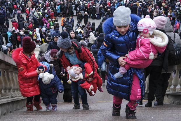 Hasta seis millones de niños atrapados en Ucrania afrontan un 'peligro inminente' al incrementarse en el país el número de ataques de tropas rusas contra hospitales y colegios, según advierte Save The Children.