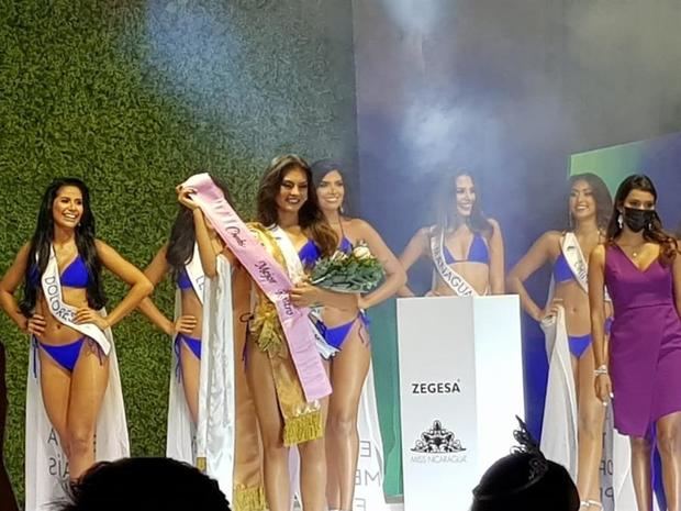 Fotografía cedida por Carlos Solis que muestra a la ganadora del certamen de belleza ' Miss Nicaragua 2020' Ana Marcelo, de la ciudad de Esteli, mientras posa con la banda de ganadora hoy, en Managua, Nicaragua.