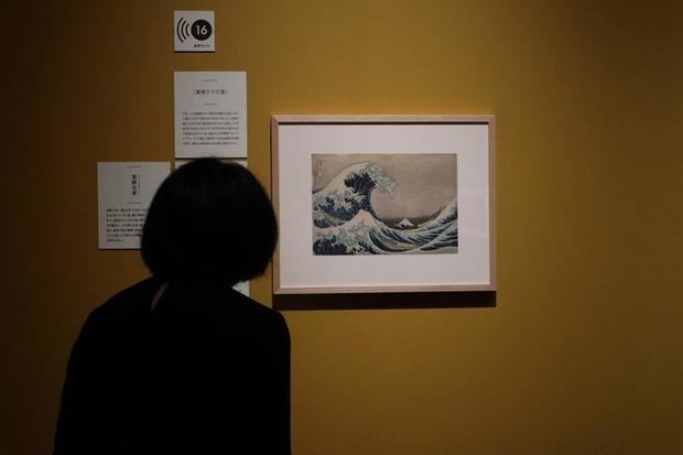 Una mujer observa la obra 'La Gran Ola de Kanagawa', de Katsushika Hokusai.