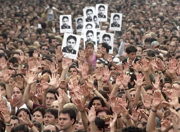 Manifestación en 1997 en Madrid en protesta por el asesinato de Miguel Angel Blanco a manos de ETA. 