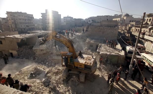 Lugar del derrumbe de un edificio residencial en el barrio de Sheij Maqsoud en la ciudad siria de Alepo.