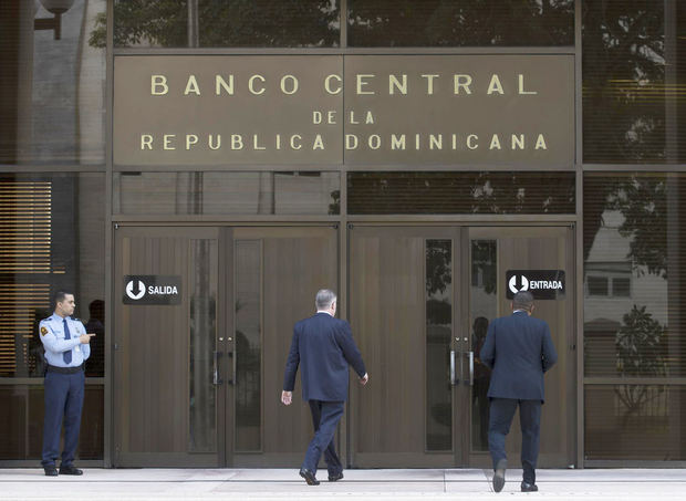 Fotografía de archivo en la que se registró la entrada del edificio del Banco Central de la República Dominicana (BCRD), donde se precisó que la inflación interanual, medida desde junio de 2021 al mismo mes de este año, fue de 9,48 % en la isla caribeña.