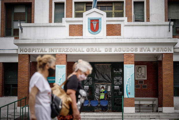 Dos personas caminan hoy, frente a la puerta del hospital de agudos Eva Peron, donde se encuentran internadas varias personas por el consumo de cocaína adulterada, en la localidad de San Martín, en Buenos Aires, Argentina.