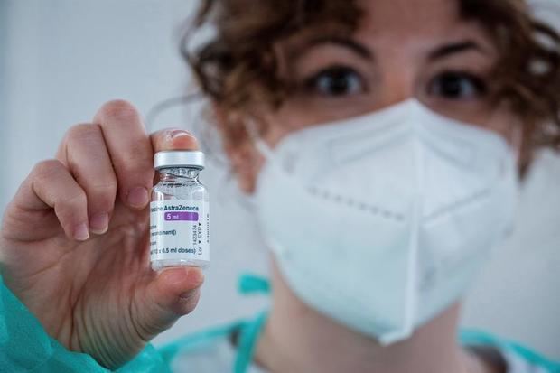 Una enfermera muestra este miércoles un vial de la vacuna de AstraZeneca contra la Covid-19 en Ibiza.