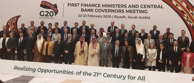 La vicepresidenta tercera y ministra de Asuntos Económicos y Transformación Digital, Nadia Calviño (4d, primera fila), posa durante la foto de familia de la reunión sectorial de los ministros de Economía y gobernadores de los Bancos Centrales de los países miembros del G20 celebrada en Riad (Arabia Saudí). 