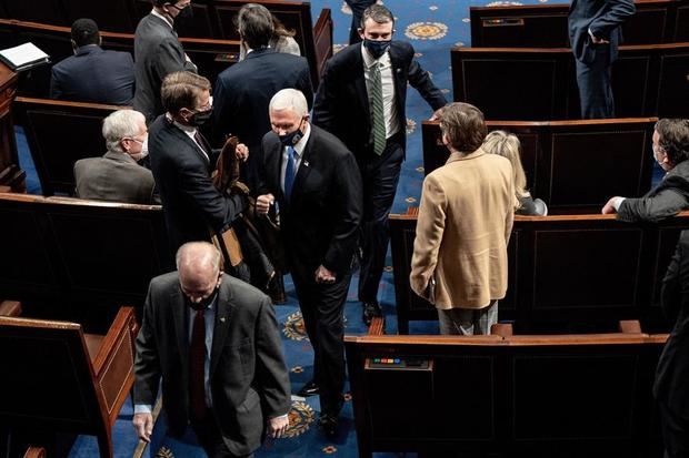 El vicepresidente estadounidense, Mike Pence abandona el piso de la Cámara durante una sesión conjunta del Congreso para certificar los resultados del Colegio Electoral 2020 en el Capitolio en Washington, DC, EE. UU.