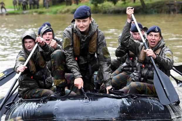 La princesa Isabel de Bélgica finaliza su formación militar