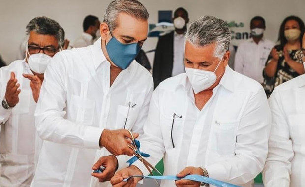 El presidente Luis Abinader y el doctor José Natalio Redondo cortan cinta que dejó inaugurado el edificio.