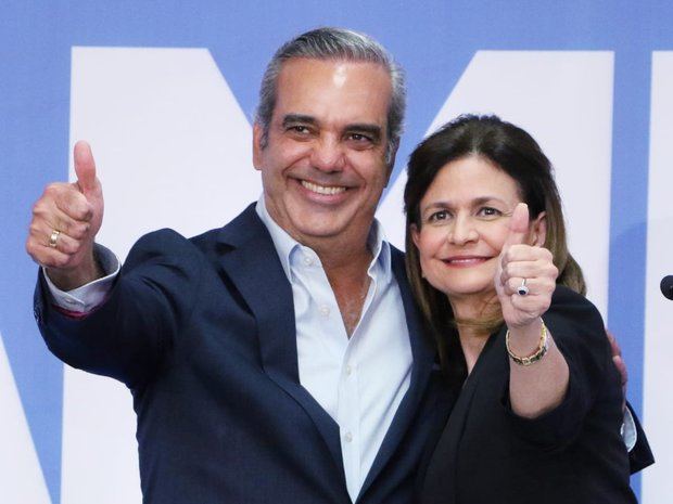 Candidato Luis Abinader junto a vicepresidenta del Partido Revolucionario Moderno, PRM, Raquel Peña.