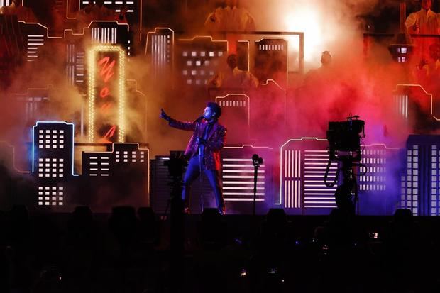 El cantante canadiense The Weeknd se presenta en el mediotiempo del Super Bowl LV en el estadio Raymond James.