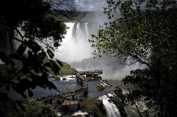 Las cataratas del Iguazú reabren para los turistas locales en Argentina