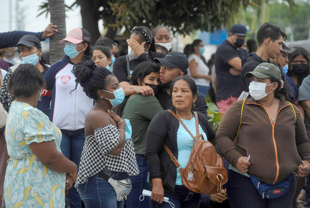 Familiares de reos fueron registrados este domingo al llorar, tras recibir la confirmación de que sus seres queridos fueron asesinados, en las afueras de la morgue de Guayaquil, Ecuador.