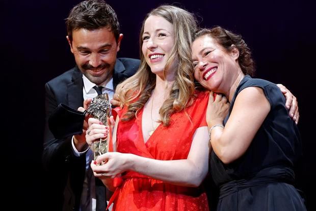 La cineasta Pilar Palomero (c), recoge la Biznaga de Oro al mejor largometraje por su película 'Las niñas', junto a los productores Valeire Delpierre y Álex la Fuente durante la gala de clausura en el XXIII Festival de Cine de Málaga en Español.