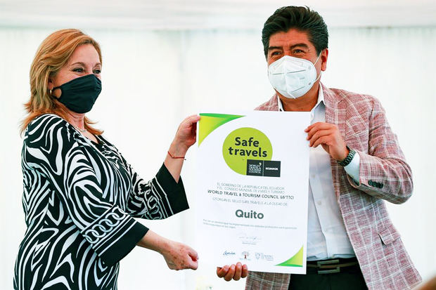 El alcalde de la capital ecuatoriana Jorge Yunda, recibe de la ministra de Turismo, Rosi Prado (i) hoy, el sello 'Safe travel' otorgado por el Consejo Mundial de Viajes y Turismo (WTTC, por sus siglas en inglés), en Quito, Ecuador.