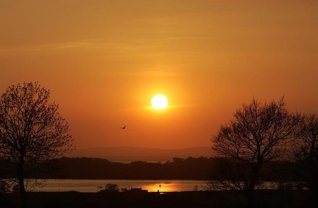 El sol se pone sobre Lough Neagh, en Reino Unido.