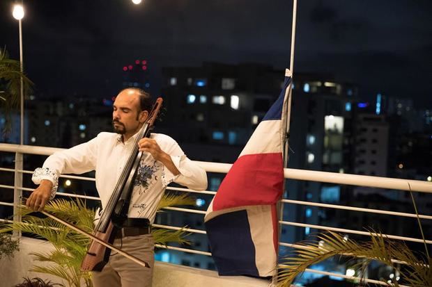 Pablo Polanco, chelista de la Orquesta Sinfónica Nacional de la República Dominicana, toca su instrumento este lunes, en la terraza de su apartamento en Santo Domingo, República Dominicana.