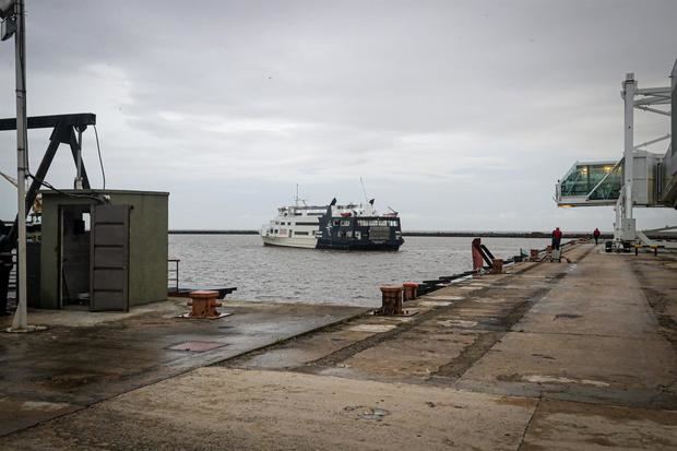 Después de 18 meses de inactividad por la pandemia, el principal puerto turístico de Uruguay, ubicado en Colonia (suroeste), recibió este miércoles un barco con pasajeros provenientes de Argentina.