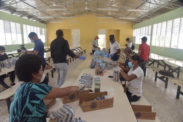 Ministerio de Educación en Monte Plata entrega alimentos con una logística inclusiva enfocada en el reciclaje y la solidaridad.