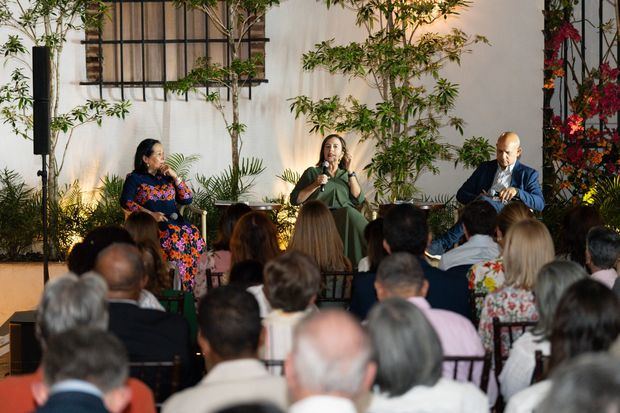 Espectadores se reúnen en el Centro Cultural Taíno Casa del Cordón, una iniciativa
del Banco Popular Dominicano.