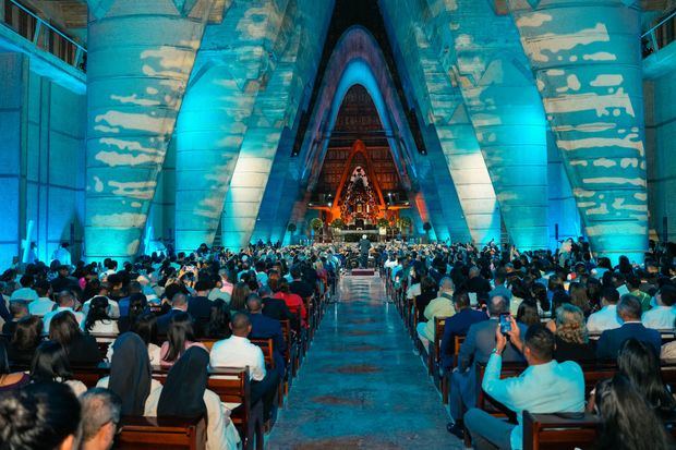 El concierto estuvo a cargo de la Orquesta Sinfónica Nacional, dirigida por el
maestro José Antonio Molina.