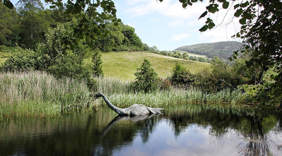 El famoso monstruo del Lago Ness, que durante siglos ha alimentado la leyenda en Escocia, podría ser en realidad una anguila europea gigante, según reveló este jueves un grupo de científicos.