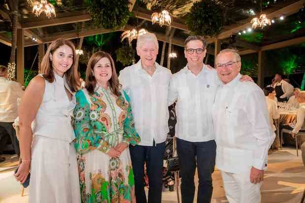 Bill Clinton, Raquel Arbaje, Luis Abinader, Haydée Rainieri y Frank Rainieri.