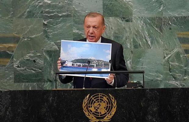 Turquía acusa a Grecia de convertir el mar en un cementerio de refugiados.