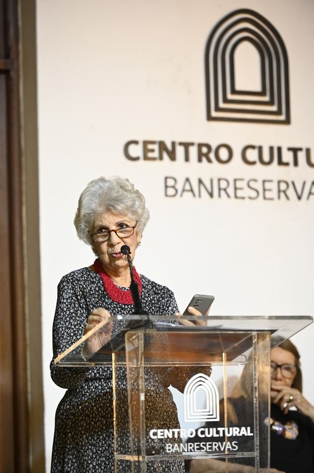 Mijail Peralta, gerente de Cultura de Banreservas, presenta el libro Aquiles Azar. El
Poeta.