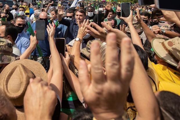 El presidente de Brasil, Jair Bolsonaro, fue registrado este domingo, durante una multitudinaria reunión con simpatizantes este domingo, en Brasilia, Brasil.
