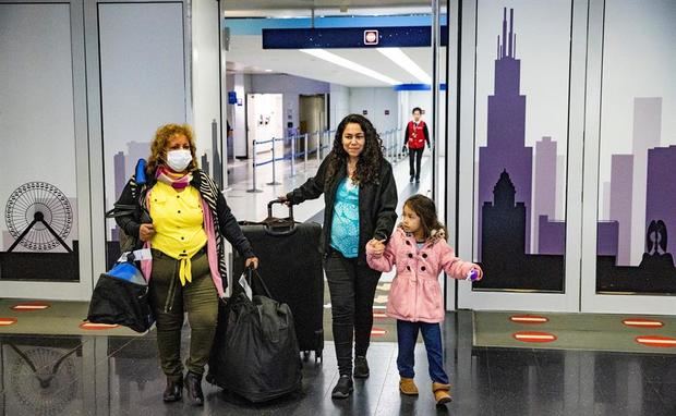 Los pasajeros internacionales llegan al Aeropuerto Internacional O'Hare en Chicago, Illinois, EE. UU.