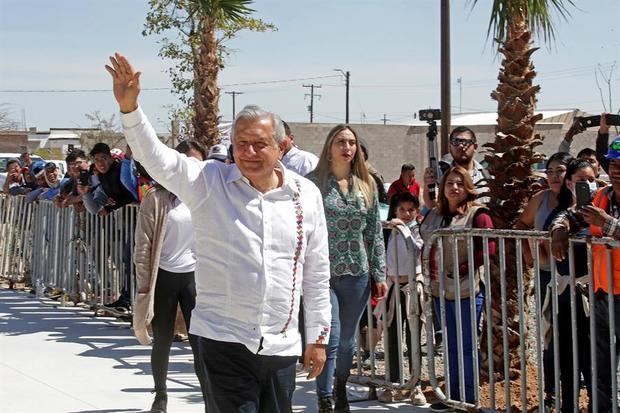 Fotografía cedida este sábado, por la presidencia de México, del mandatario mexicano, Andrés Manuel López Obrador, durante una gira de trabajo en el municipio de San Luis Río Colorado, en el estado de Sonora, México.