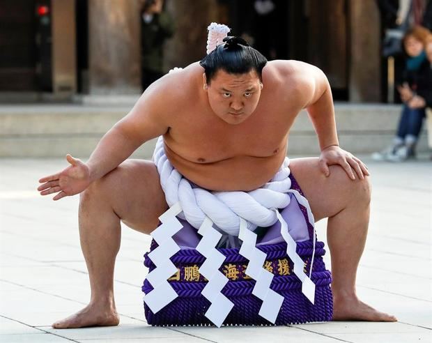 El campeón mongol de sumo Hakuho Sho escenifica un ritual purificación en el templo Meiji-Jingu el 9 de enero de 2018, en Tokio (Japón) antes del comienzo del torneo de Sumo de Año Nuevo.