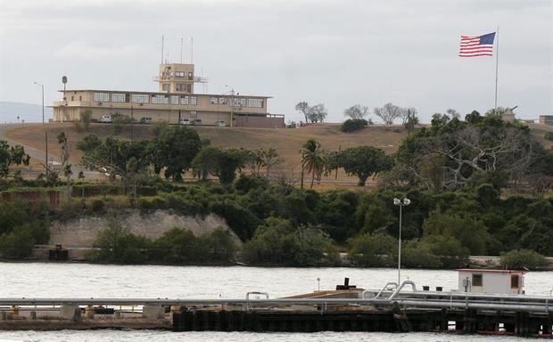 Localizada en terrenos de la base militar de Guantánamo, en Cuba, la cárcel para terroristas fue creada en 2002 por el presidente George W. Bush, después de los atentados del 11 de septiembre de 2011.