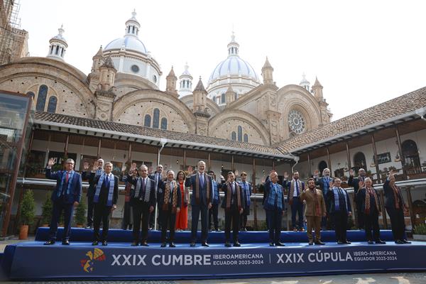 Los participantes en la XXIX Cumbre Iberoamericana de Jefes de Estado y de Gobierno posan para la foto de familia este viernes, en el museo Pumapungo en Cuenca (Ecuador). 