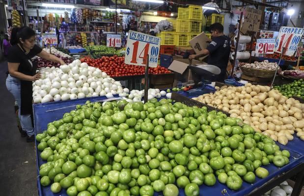 Fotografía de archivo fechada el 4 de mayo de 2022 que muestra comerciantes mientras ofrecen sus productos en el Mercado Jamaica, en la Ciudad de México, México.