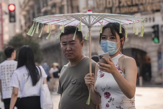 Una pareja pasea por Shanghái, en una fotografía de archivo.