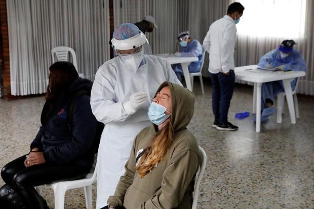 Una mujer se somete hoy a una prueba de covid-19 en Bogotá, Colombia.