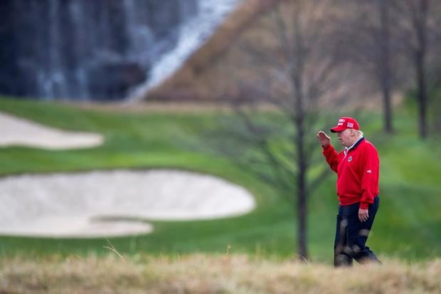 El presidente de los EE.UU., Donald Trump en el club privado de golf en Sterling, Virginia.